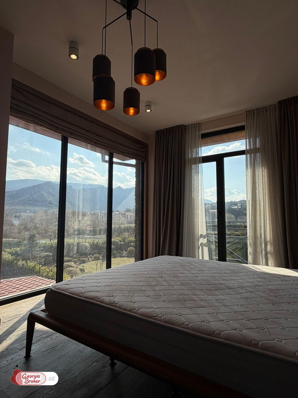 იყიდება ახალი გარემონტებული 7 ოთახიანი სახლი